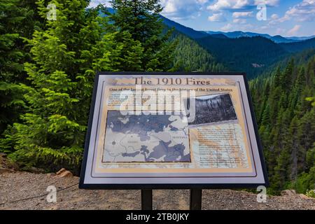 Segno interpretativo sui devastanti incendi del 1910 Hiawatha Scenic Bike Trail, Montana e Idaho, USA [Nessuna pubblicazione; solo licenze editoriali] Foto Stock