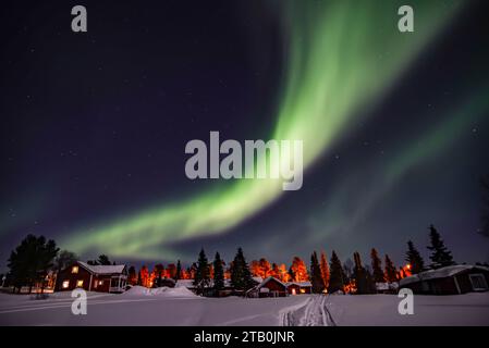 L'aurora boreale splende a Rauhala, Finlandia, sulle rive di Jervisjari Laker, nella Finlandia settentrionale. Foto Stock