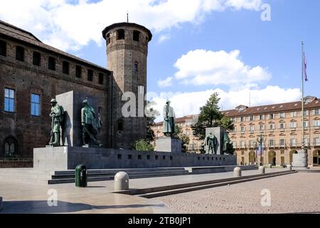 Vista del monumento a Emanuele Filiberto Duca di D'Aosta situato in Piazza Castello, un'importante piazza della città di Torino, Italia. Foto Stock