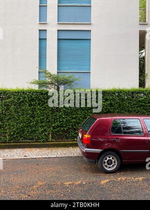 Ivrea, Italia - 10 agosto 2023, aereo di Case per famiglie numerose, di Figini e Pollini negli anni '40, Ivrea Olivetti città industriale Foto Stock