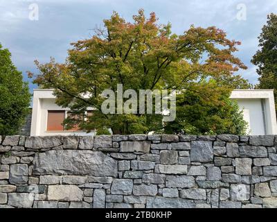 Ivrea, Italia - 10 agosto 2023, aereo di Case per famiglie numerose, di Figini e Pollini negli anni '40, Ivrea Olivetti città industriale Foto Stock