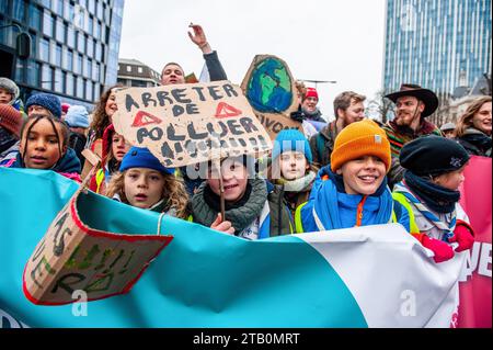 Un gruppo di bambini è visto guidare la marcia dietro lo striscione principale durante la dimostrazione. Migliaia di persone si sono riunite alla stazione di Bruxelles Nord per protestare contro la mancanza di azione sulla crisi climatica, durante una marcia organizzata dalla Climate Coalition (un'organizzazione che riunisce più di 90 organizzazioni sul tema della giustizia climatica). Con questo marzo, chiedono che il Belgio e l'Europa si mettano finalmente al lavoro per rendere l'industria sostenibile, migliorare la qualità dei trasporti pubblici, isolare le case e ripristinare la natura. (Foto di Ana Fernand Foto Stock