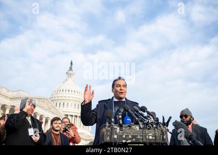 Washington, Stati Uniti d'America. 30 novembre 2023. Il rappresentante degli Stati Uniti George Santos (repubblicano di New York), conferenza stampa fuori dal Campidoglio degli Stati Uniti a Washington DC, giovedì 30 novembre 2023. Credito: Rod Lamkey/CNP/Sipa USA (LIMITAZIONE: NO Daily mail. NESSUN quotidiano o quotidiano New York o New Jersey nel raggio di 75 miglia da New York City.) Credito: SIPA USA/Alamy Live News Foto Stock