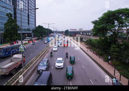 7 ottobre 2023, Dhaka- Bangladesh: Veicolo di trasporto di Tongi Diversion Highway Airport Road a Dacca Foto Stock