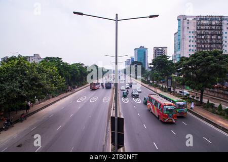 7 ottobre 2023, Dhaka- Bangladesh: Veicolo di trasporto di Tongi Diversion Highway Airport Road a Dacca Foto Stock