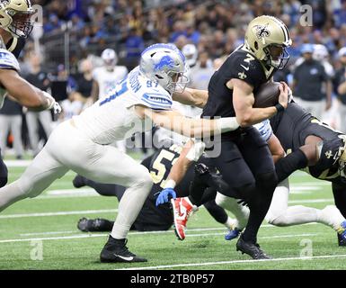 New Orleans, USA. 3 dicembre 2023. Il defensive end dei Detroit Lions Aidan Hutchinson (97) cerca di afferrare il quarterback dei New Orleans Saints Taysom Hill (7) durante una partita della National Football League al Caesars Superdome di New Orleans, Louisiana, domenica 3 dicembre 2023. (Foto di Peter G. Forest/Sipa USA) credito: SIPA USA/Alamy Live News Foto Stock