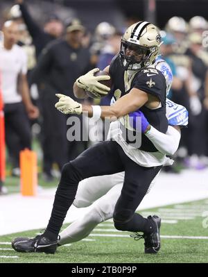 New Orleans, USA. 3 dicembre 2023. La safety dei Detroit Lions Kerby Joseph (31) placcò il wide receiver dei New Orleans Saints Chris Olave (12) durante una partita della National Football League al Caesars Superdome di New Orleans, Louisiana, domenica 3 dicembre 2023. (Foto di Peter G. Forest/Sipa USA) credito: SIPA USA/Alamy Live News Foto Stock