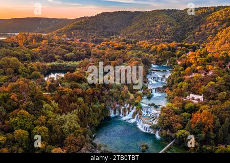 Krka, Croazia - Vista panoramica aerea delle famose cascate di Krka nel Parco Nazionale di Krka in una luminosa mattinata autunnale con incredibili foli autunnali colorati Foto Stock