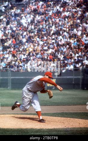 LOS ANGELES, CA - 11 GIUGNO: Il lanciatore Art Mahaffey n. 28 dei Philadelphia Phillies lancia il campo durante una partita della MLB contro i Los Angeles Dodgers l'11 giugno 1961 al Los Angeles Memorial Coliseum di Los Angeles, California. (Foto di Hy Peskin) *** didascalia locale *** Art Mahaffey Foto Stock