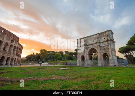 Arco di Costantino o arco di Costantino nell'antica roma, grande arco che si estende proprio accanto al famoso colloseum, nelle prime ore del mattino con sole solo un Foto Stock