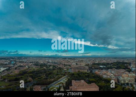 Vista aerea con droni del Colosseo di roma in una mattina d'autunno, vista dai giardini sud. Cielo epico sopra il colosseo, famoso monumento al centro Foto Stock