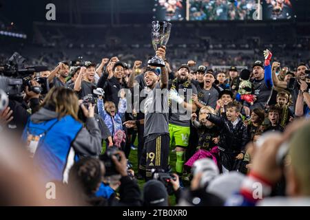 L'attaccante del LAFC Denis Bouanga (99) e i compagni di squadra festeggiano la vittoria della MLS Western Conference Final match contro gli Houston Dynamo, sabato, dicembre Foto Stock