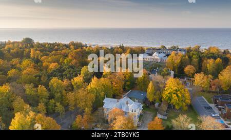 Una vista aerea del Rannapark a Parnu, Estonia, caratterizzata da una splendida gamma di colori autunnali. Foto Stock
