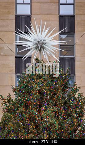 New York, USA - 1° dicembre 2023: Cima dell'albero di Natale al famoso Rockefeller Center, attrazione turistica sulla Fifth Avenue, Midtown Manhattan Foto Stock