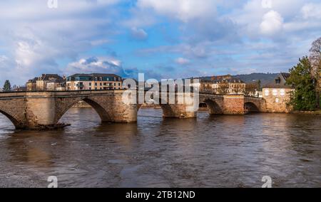 Il vecchio ponte sul Vézère a Terrasson Lavilledieu in Dordogna, Nouvelle Aquitaine, Francia Foto Stock