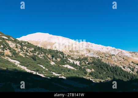 Incredibile vista aerea del Monte Pirin vicino al picco di Orelyak, Bulgaria Foto Stock