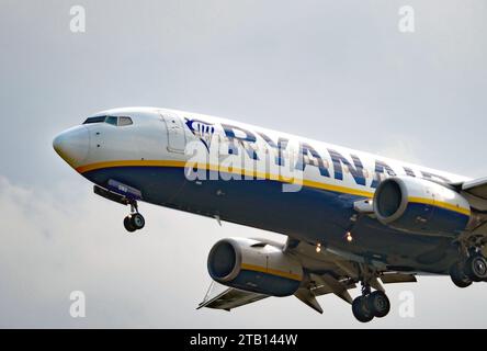 Foto del fascicolo datata 02/09/22 di un aereo di linea Ryanair Boeing 737-8AS arriva all'aeroporto di Stansted nell'Essex. La compagnia aerea low cost ha detto che più di 960 voli sono stati cancellati il mese scorso a causa della guerra tra Israele e Hamas. Le ultime statistiche sui passeggeri del vettore irlandese hanno mostrato che ha operato oltre 66.400 voli a novembre, con un aumento del 4% delle persone volate, pari a 11,7 milioni. Data di emissione: Lunedì 4 dicembre 2023. Foto Stock