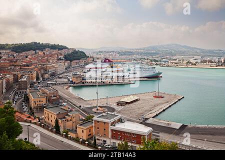 Ancona, Marche, Italia: Paesaggio della città e del porto dei traghetti sul mare Adriatico con le navi per Croazia, Albania e Grecia. 26 settembre 2019 Foto Stock