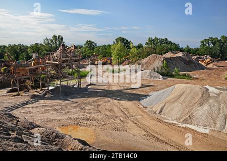 pozzo di sabbia e ghiaia con cumuli di materiale estratto e convogliatore Foto Stock