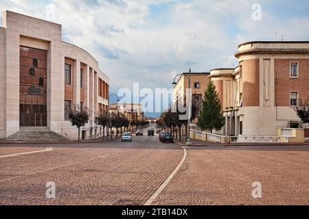 Predappio, Emilia-Romagna, Italia: Il viale principale della città con i vecchi edifici in architettura razionalista costruiti in epoca fascista Foto Stock