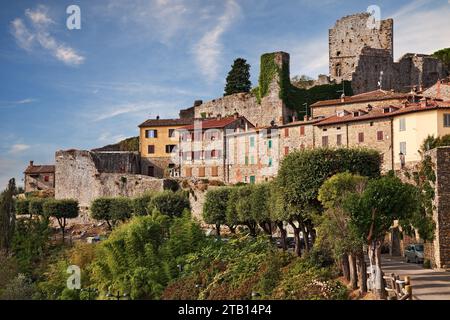 Civitella in Val di Chiana, Arezzo, Toscana, Italia: Vista sull'antico borgo con le rovine del castello medievale in cima alla collina Foto Stock