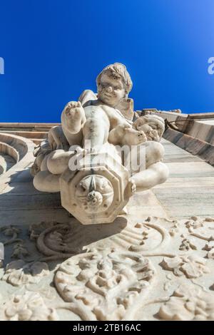 Scultura di ragazzi angeli, parte dell'elaborato esterno della Cattedrale di Milano o del Duomo di Milano, un'incredibile chiesa gotica a Milano, Italia, Europa. Foto Stock