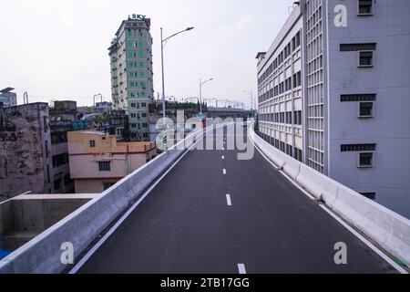 Speed Way non-stop Dhaka Expressway sopraelevata con vista del cielo blu Foto Stock