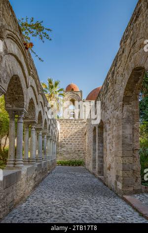 Chiesa di San Giovanni degli Eremiti, vista del chiostro e della cupola rosa Foto Stock