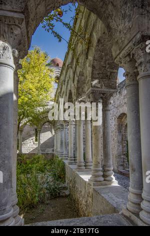 Chiesa di San Giovanni degli Eremiti, vista del chiostro e della cupola rosa Foto Stock