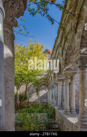 Chiesa di San Giovanni degli Eremiti, vista del chiostro e della cupola rosa Foto Stock