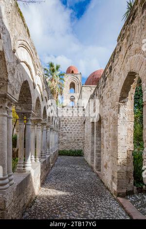 Chiesa di San Giovanni degli Eremiti, vista del chiostro e della cupola rosa Foto Stock