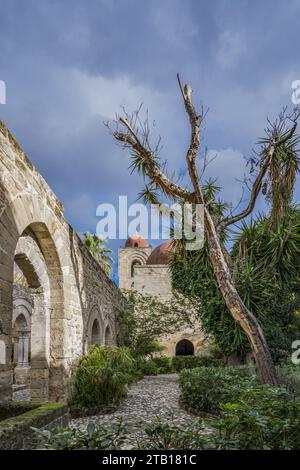 Cortile interno della chiesa di San Giovanni degli Eremiti Foto Stock