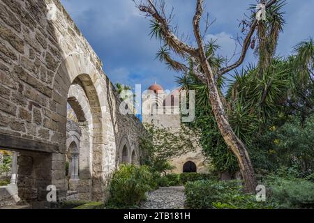 Chiesa di San Giovanni degli Eremiti, vista del chiostro e della cupola rosa Foto Stock