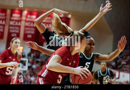 Bloomington, Stati Uniti. 3 dicembre 2023. La guardia degli Indiana Hoosiers Lenee Beaumont (5) gioca contro Stetson durante una partita di pallacanestro femminile NCAA al Simon Skjodt Assembly Hall di Bloomington. IU ha vinto contro Stetson 72-34. Credito: SOPA Images Limited/Alamy Live News Foto Stock