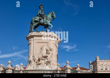Statua equestre di re Jose i a Lisbona, Portogallo. Punto di riferimento della città del XVIII secolo su Praca do Comercio. Foto Stock