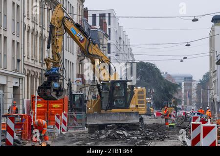 Nancy, Francia - escavatore cingolato giallo CAT 325 in cantiere. Foto Stock