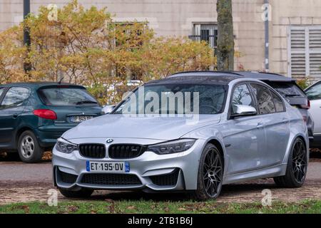 Nancy, Francia - BMW M3 F80 blu parcheggiata in strada. Foto Stock