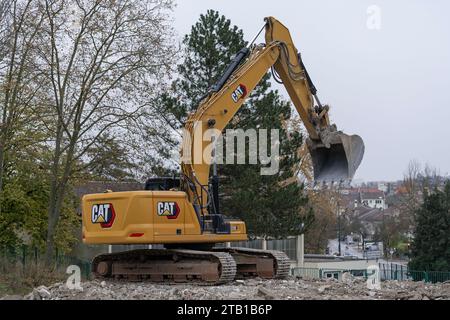 Laxou, Francia - escavatore cingolato giallo CAT 330 sul sito di demolizione. Foto Stock
