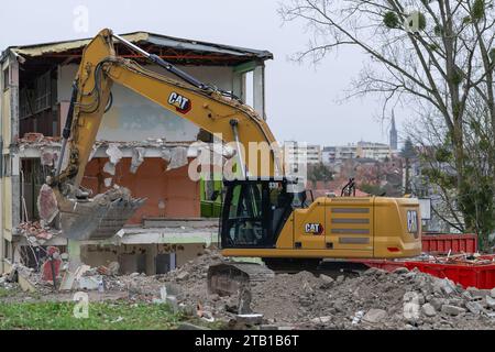 Laxou, Francia - escavatore cingolato giallo CAT 330 sul sito di demolizione. Foto Stock
