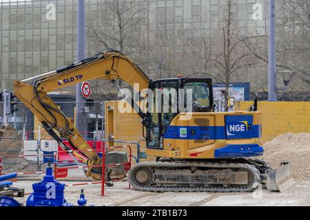 Nancy, Francia - escavatore cingolato piccolo giallo CAT 308 in cantiere. Foto Stock