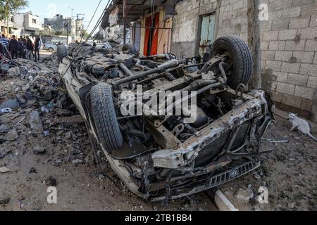 Rafah, territori palestinesi. 4 dicembre 2023. Una visione generale della distruzione a seguito di un attacco aereo israeliano sulla casa della famiglia al-Jazzar. Crediti: Abed Rahim Khatib/dpa/Alamy Live News Foto Stock