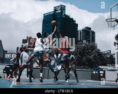 Gruppo di persone che giocano a pallacanestro a Battery Park , città del Capo Foto Stock