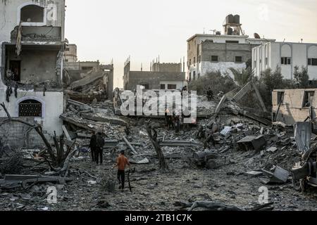 Rafah, territori palestinesi. 4 dicembre 2023. Una visione generale della distruzione a seguito di un attacco aereo israeliano sulla casa della famiglia al-Jazzar. Crediti: Abed Rahim Khatib/dpa/Alamy Live News Foto Stock