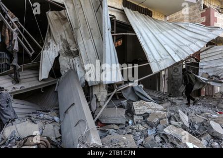 Rafah, territori palestinesi. 4 dicembre 2023. Una visione generale della distruzione a seguito di un attacco aereo israeliano sulla casa della famiglia al-Jazzar. Crediti: Abed Rahim Khatib/dpa/Alamy Live News Foto Stock