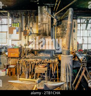 Ripresa dettagliata di una storica bottega del fabbro Foto Stock