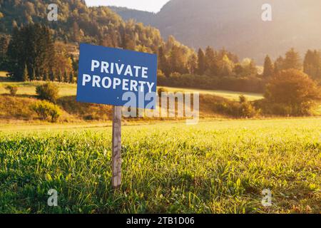 Cartellone informativo sulla proprietà privata in campagna paesaggio prato, fuoco selettivo Foto Stock