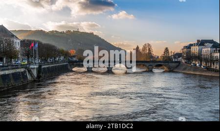 Il Vézère e il nuovo ponte a Terrasson Lavilledieu, in Dordogna, Nouvelle-Aquitaine, Francia Foto Stock