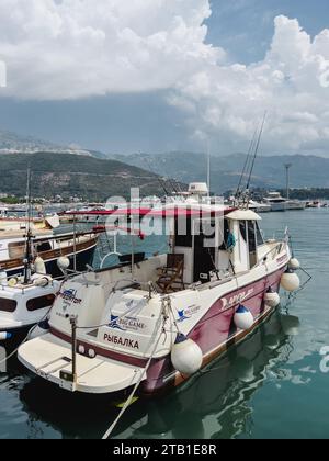 Budva, Montenegro - 08 agosto 2023: Piccolo noleggio di motoscafo con attrezzatura da pesca Foto Stock