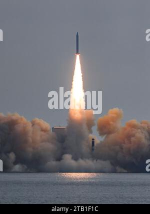 Seoul, Corea del Sud. 4 dicembre 2023. 4 dicembre 2023 - Seoul, Corea del Sud - l'Agenzia statale per lo sviluppo della difesa effettua il terzo test di volo di un razzo a combustibile solido che trasporta il satellite di osservazione terrestre di Hanwha Systems su una chiatta che galleggia a circa 4 chilometri a sud dell'isola di Jeju il 4 dicembre 2023. (Immagine di credito: © Ministero della difesa tramite ZUMA Press Wire) SOLO USO EDITORIALE! Non per USO commerciale! Foto Stock