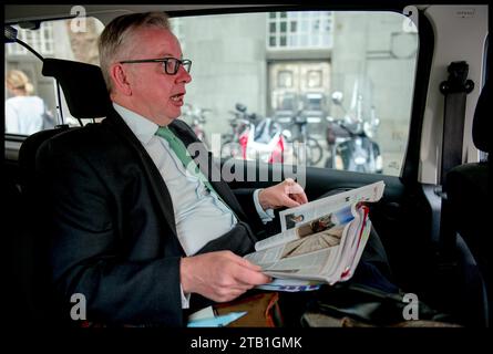 Londra, Regno Unito. 30 giugno 2017. Immagine © concessa in licenza a Parsons Media. 30/06/2017. Londra, Regno Unito. Michael Gove Segretario per l'ambiente. Michael Gove Segretario per l'ambiente. Ritratti del Segretario all'ambiente Michael Gove che lavora nella sua auto governativa mentre si dirige alla stazione ferroviaria nel centro di Londra. Foto di Credit: andrew parsons/Alamy Live News Foto Stock